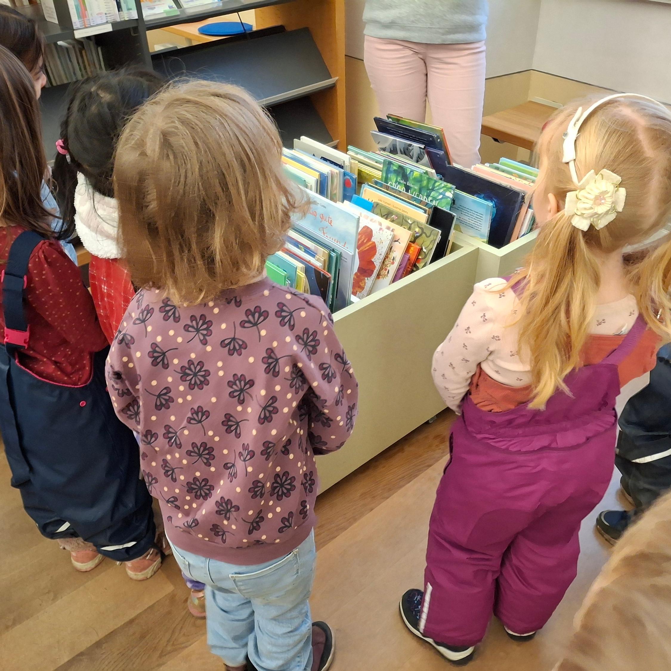 Ausflug in die Bücherei mit den Vorschulkindern