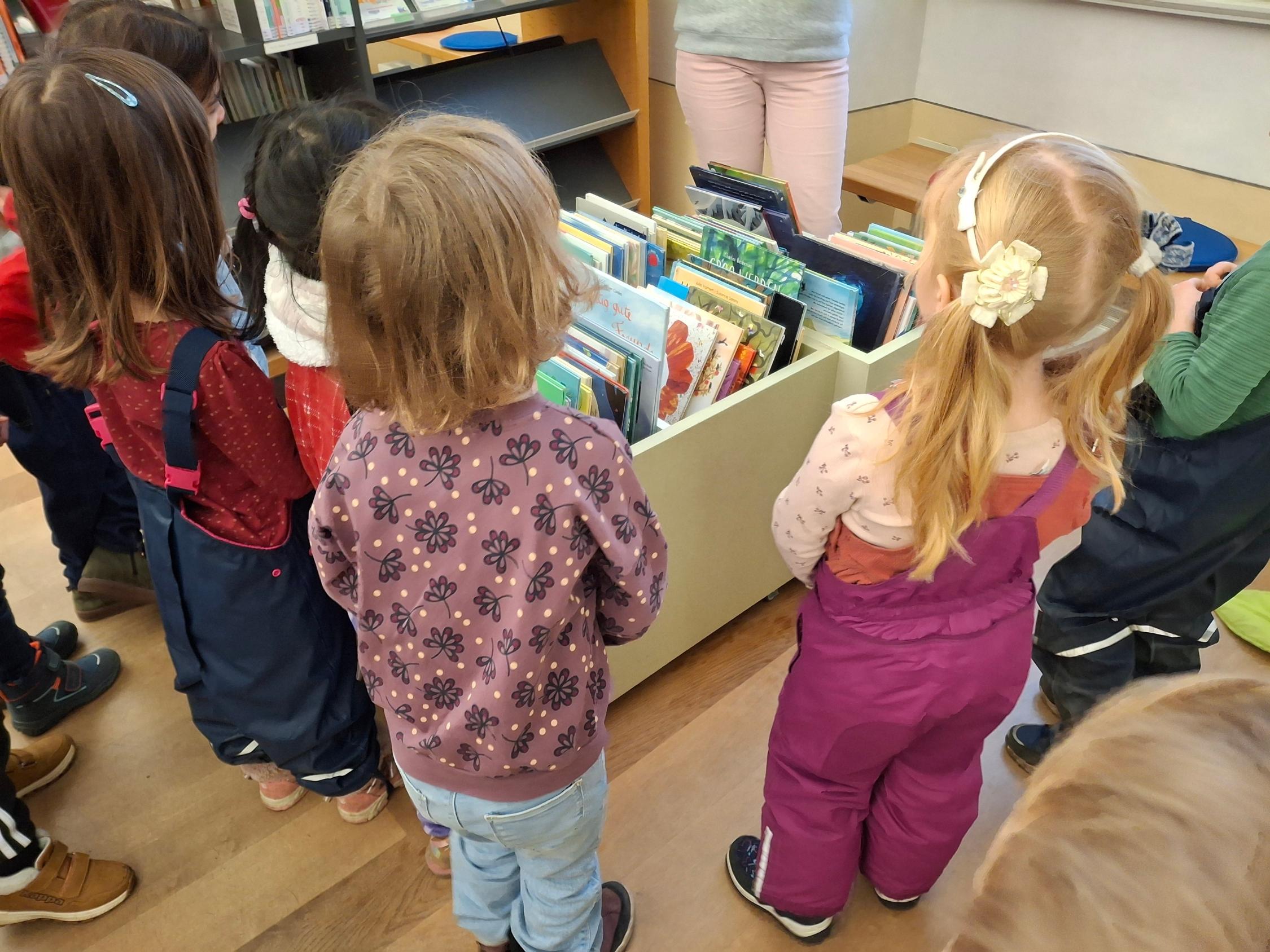 Ausflug in die Bücherei mit den Vorschulkindern